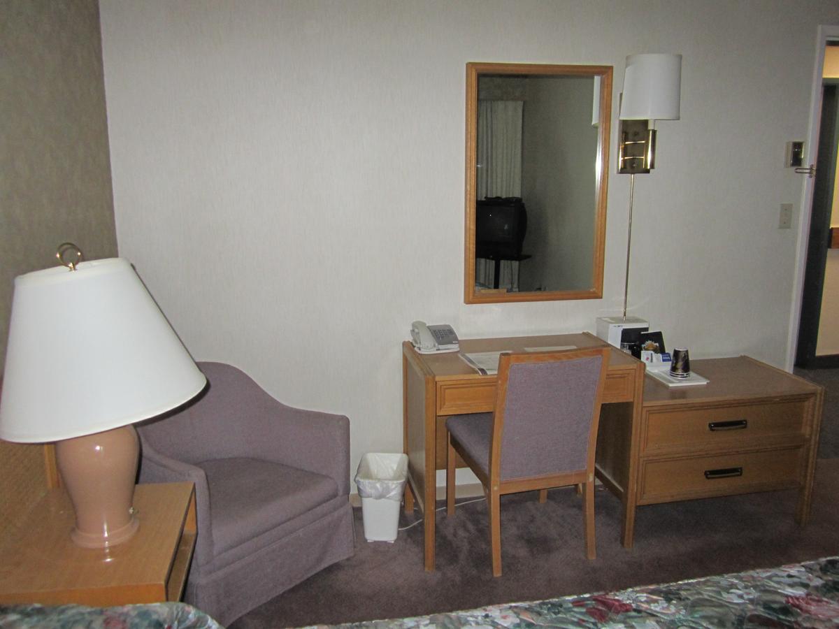 Red Coach Inn 100 Mile House Bagian luar foto