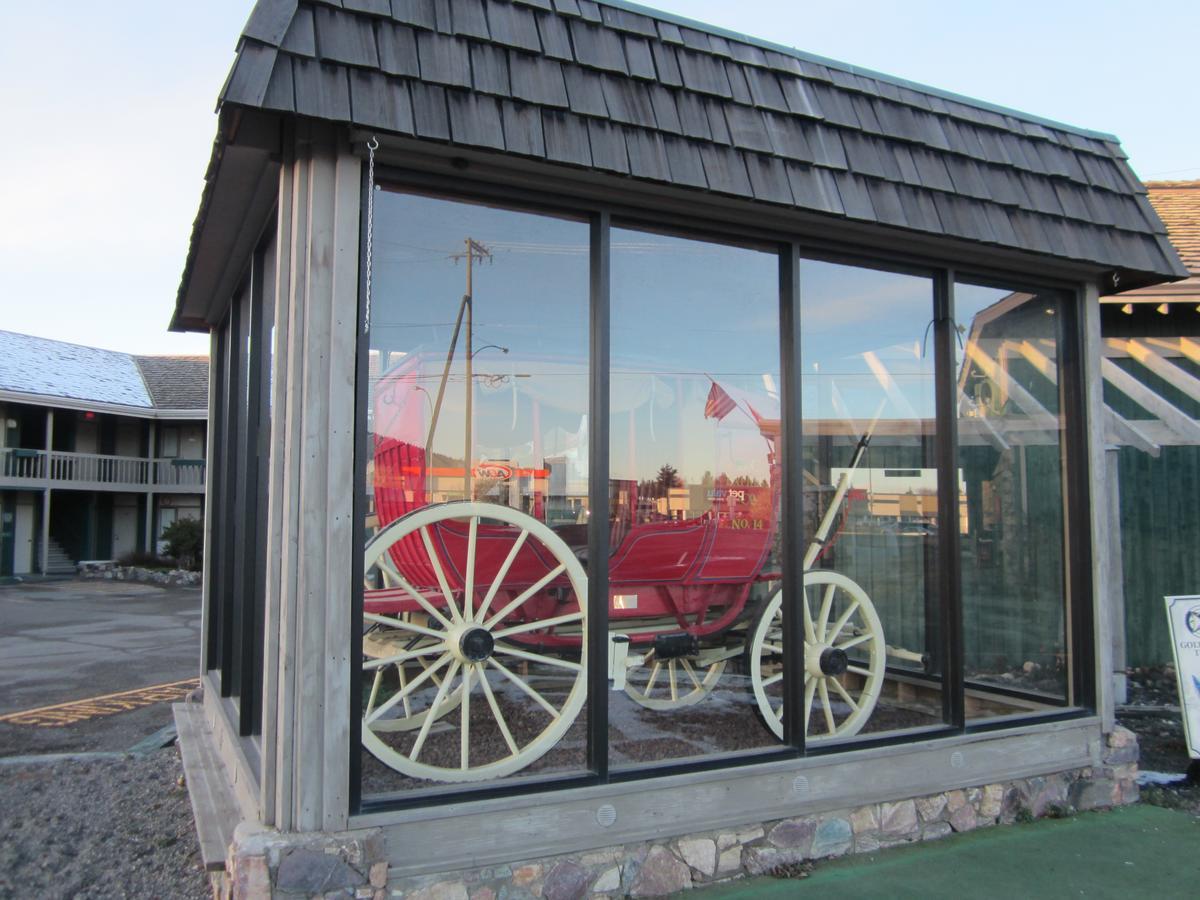 Red Coach Inn 100 Mile House Bagian luar foto