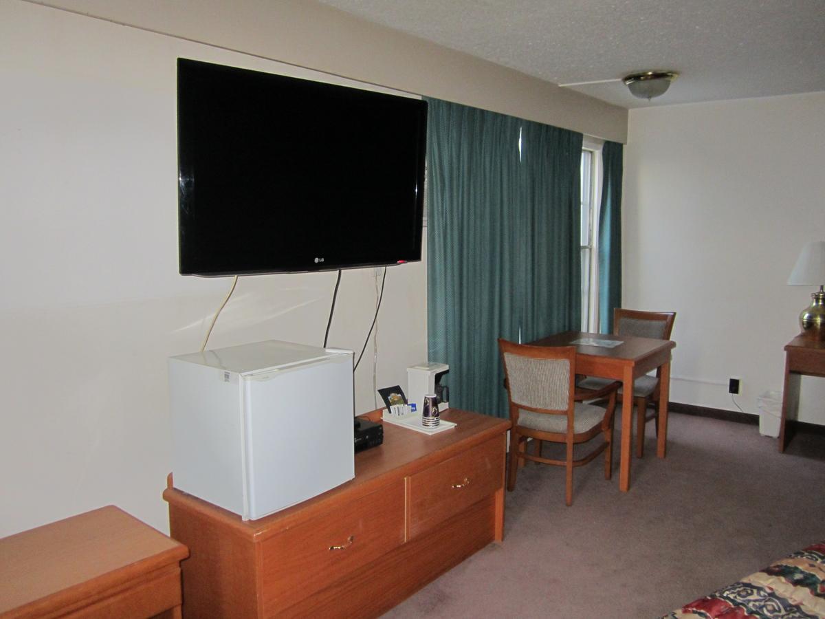 Red Coach Inn 100 Mile House Bagian luar foto