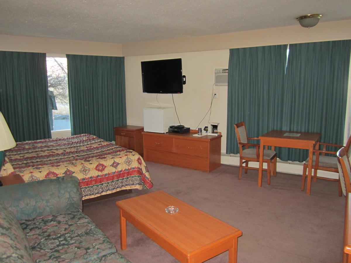Red Coach Inn 100 Mile House Bagian luar foto