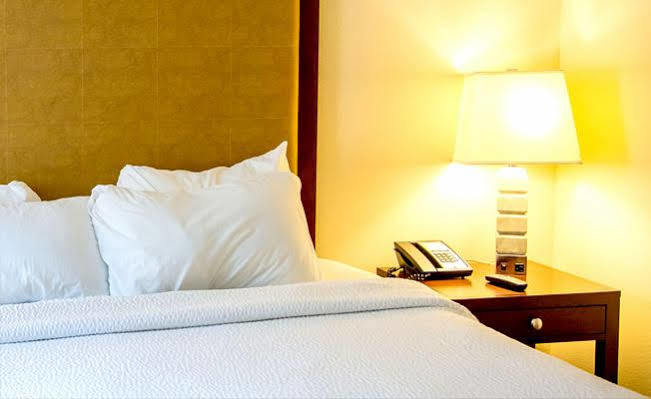 Red Coach Inn 100 Mile House Bagian luar foto